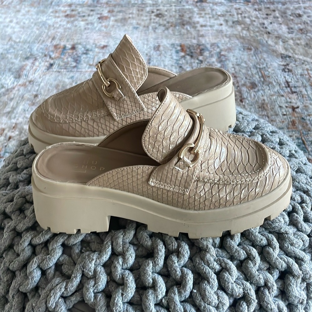 Women’s slip on clogs with low heel